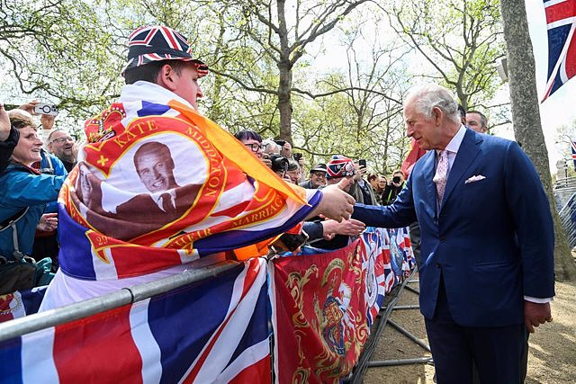 Charles III and Prince William greet citizens stationed near Buckingham by surprise