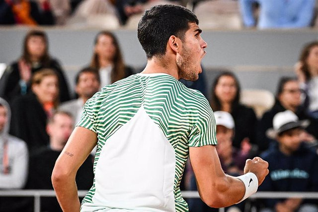 Alcaraz beats Tsitsipas to date Djokovic at Roland Garros