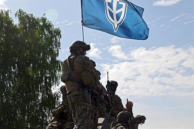 Pro-Ukrainian paramilitaries claim they have seized a Russian town