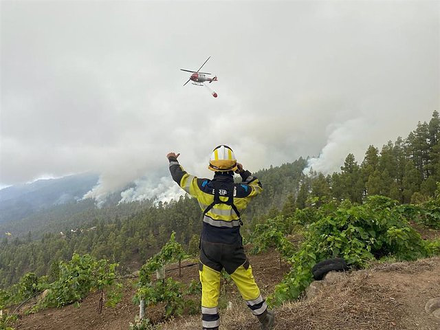 The La Palma fire is still active on three fronts and worries the flank of La Caldera