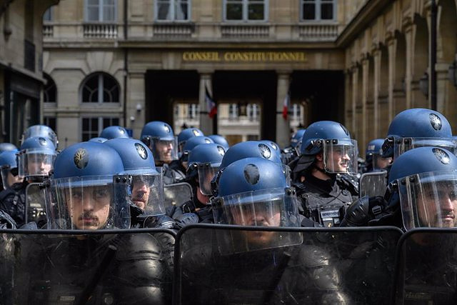 The French Government mobilizes again 45,000 police and gendarmes for Saturday night
