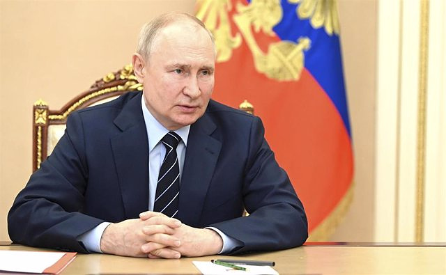 Putin calls the delivery of cluster bombs to Ukraine "criminal" and warns of a "reciprocal" response to their use