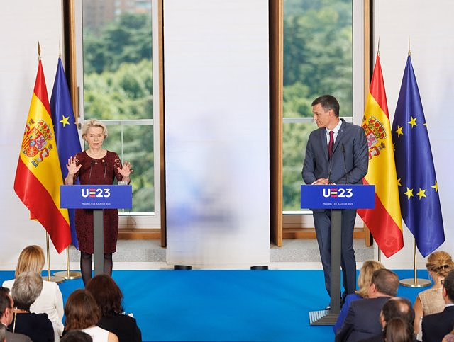 Von der Leyen, together with Sánchez, vindicates the policies of the center against extremism "of the left and right"
