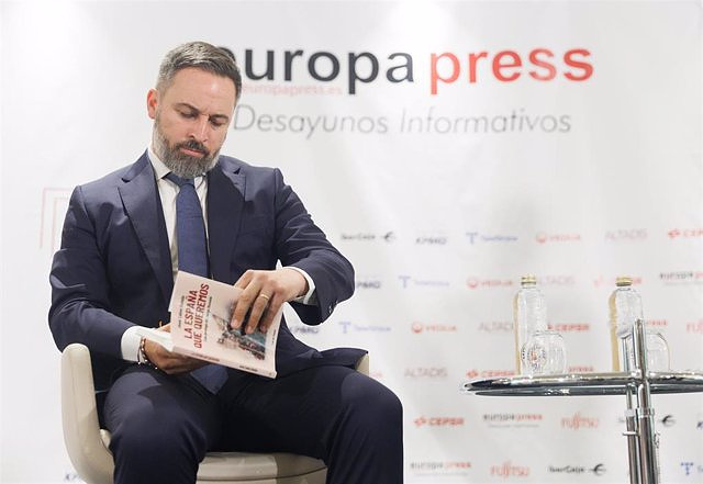 Abascal accuses Feijóo of putting the alternative at risk and says that Vox's demands will be marked by their votes