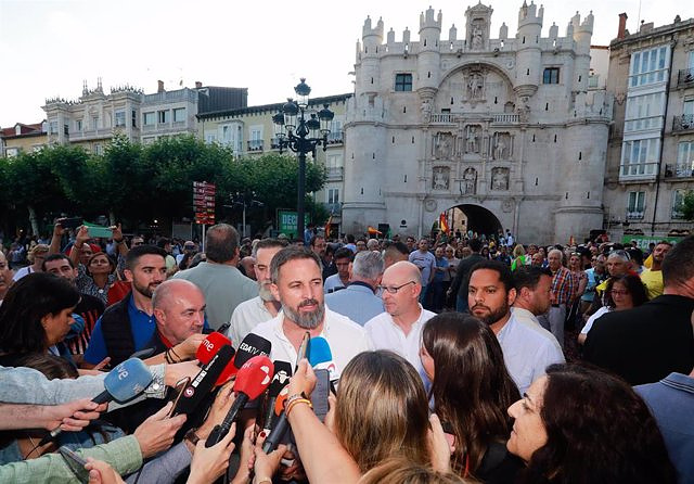 Abascal asks Feijóo "to focus" and accuses him of altering the majority system and "issuing decrees" before governing