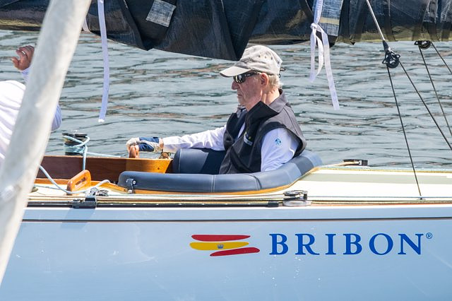 Juan Carlos I goes sailing aboard the 'Bribón', which participates in the Sanxenxo regattas