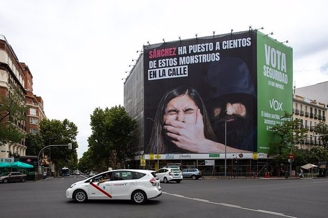 Vox hangs a new canvas in Madrid against the 'only yes is yes': "Sánchez has put hundreds of monsters on the street"