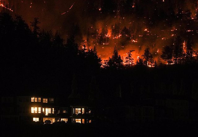 The Canadian province of British Columbia declares a state of emergency due to the advance of the fires