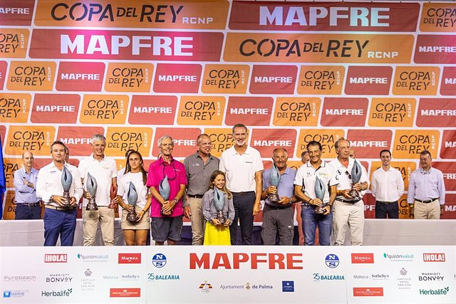 Felipe VI presents the trophies to the winners of the Copa del Rey MAPFRE