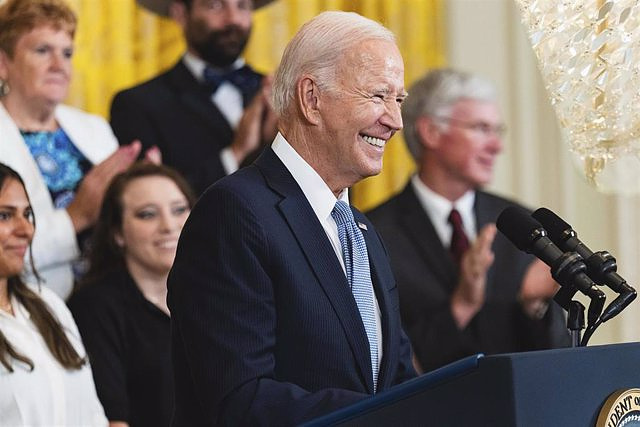 Biden laughs when asked about the mugshot of Donald Trump: "A handsome guy"