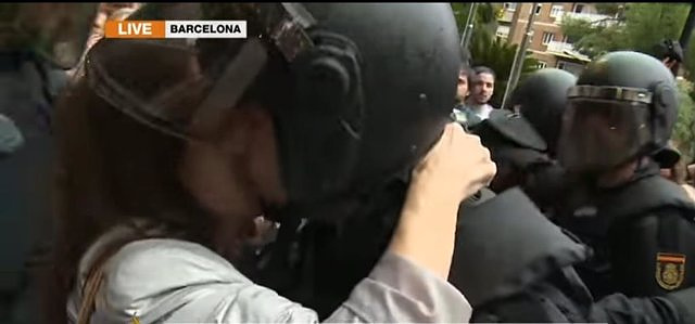 A 1-O police officer denounces the "sudden and non-consensual" kiss of a woman during the device against the referendum