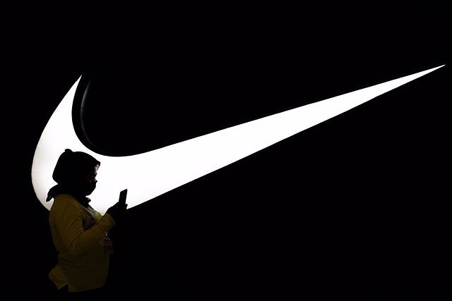 Nike earns 1,372 million in its first fiscal quarter, 1% less, and increases its sales by 2%