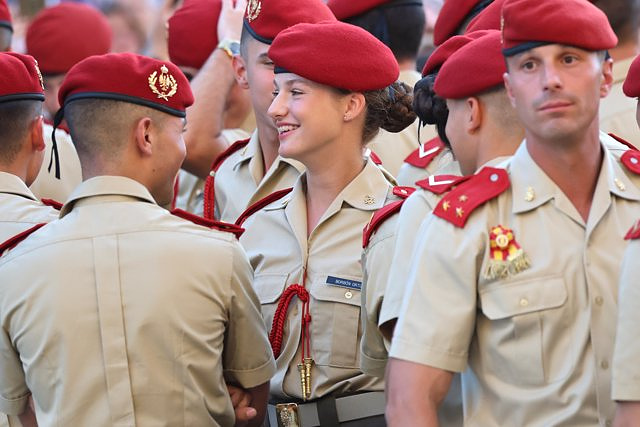 Princess Leonor receives the affection of the people of Zaragoza in the offering of ladies and cadets of the AGM to the Virgin of Pilar