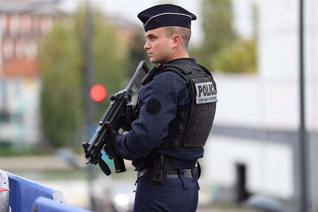 French Police open fire on a woman who threatened to attack passengers at a Paris station