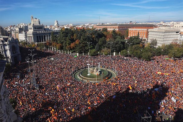 Tens of thousands of people overflow Plaza Cibeles to protest against the amnesty and Sánchez