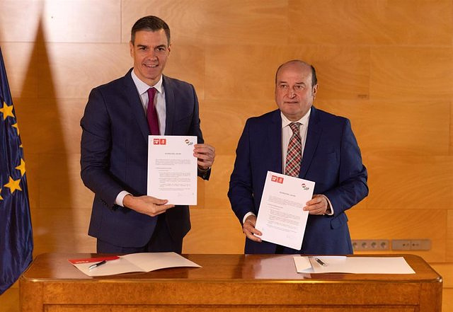 The PSOE guarantees the PNV to transfer all pending powers and talk about the national recognition of Euskadi