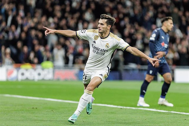 Real Madrid scores on the way to the Champions League round of 16