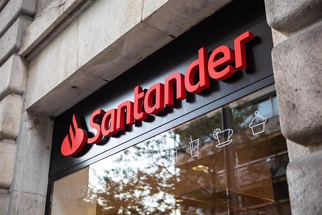Santander buys back a 'CoCo' of 1,000 million euros, after postponing its amortization in September