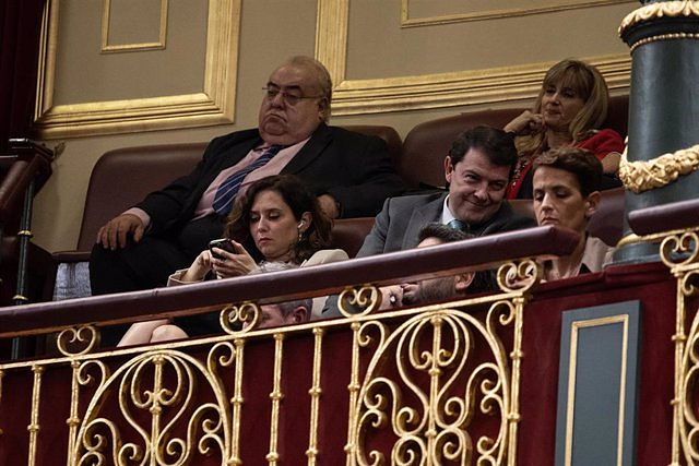 PSOE deputies accuse Ayuso of insulting Sánchez from the guest gallery of Congress