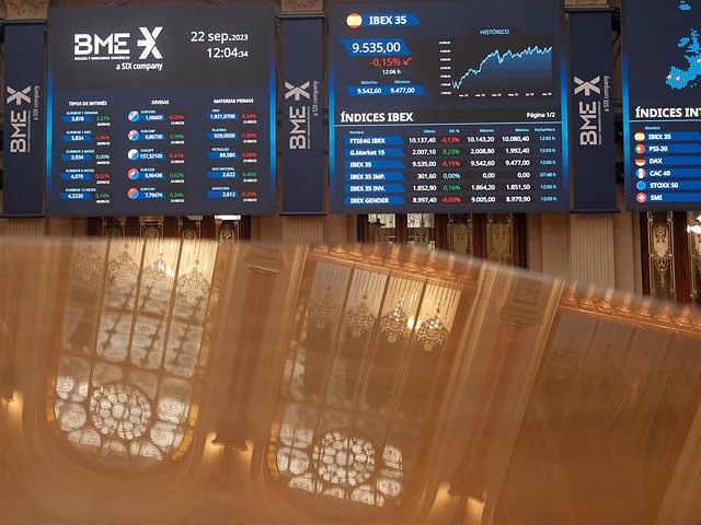 The Ibex 35 maintains the 'rally' towards the mid-session and reaches 9,700 points