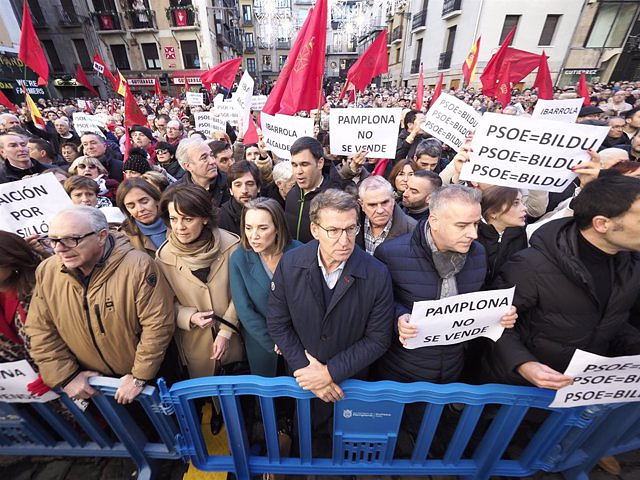 Thousands of people gather in Pamplona against the motion of censure in City Hall