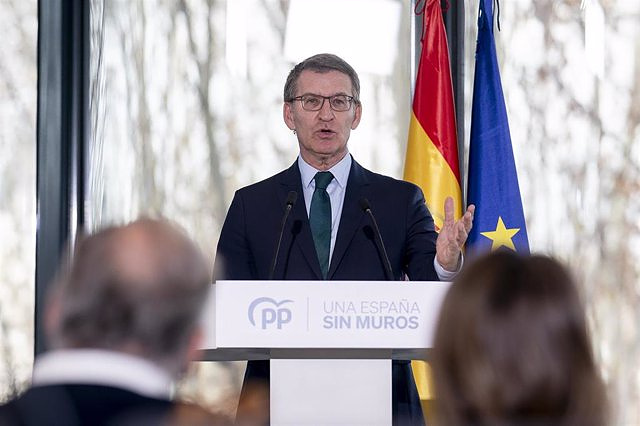 Feijóo accuses Sánchez of placing himself "outside constitutionalism" by ending 2023 "toasting Bildu" in Pamplona