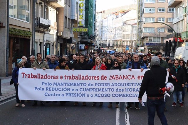 Abanca workers support a day of strike against the "cuts"