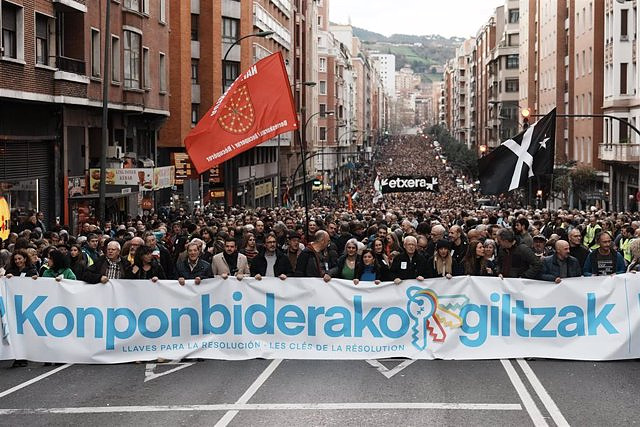 Thousands of people in Bilbao ask that Basque institutions "facilitate the return home of ETA prisoners"