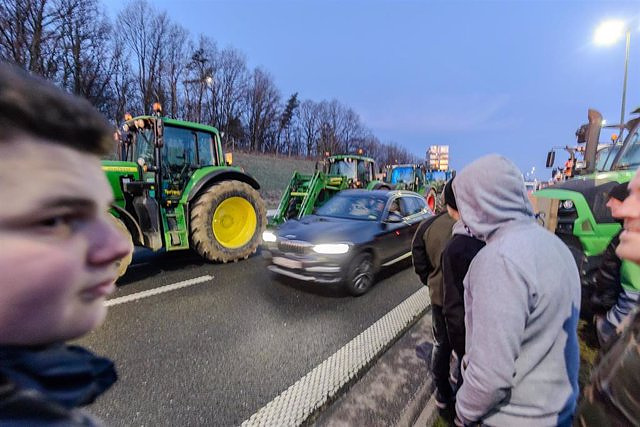 French farmers maintain 25 blocking points throughout France compared to 113 on Friday