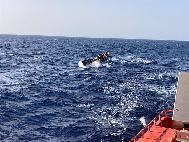 Rescue intercepts a canoe with 105 people, two dead and one seriously, south of Gran Canaria