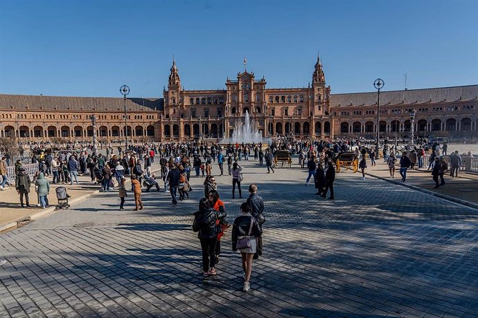 The Seville City Council proposes to the central government to close the Plaza de España and charge an entrance fee to tourists