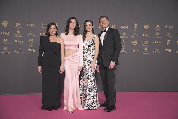 Guests parade along a Goya red carpet punctuated by violence in the cinema, Vox and rural protests