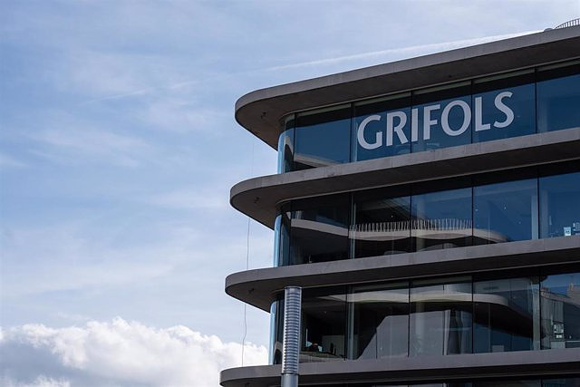 Grifols falls 3.34%, with its shares below 10 euros