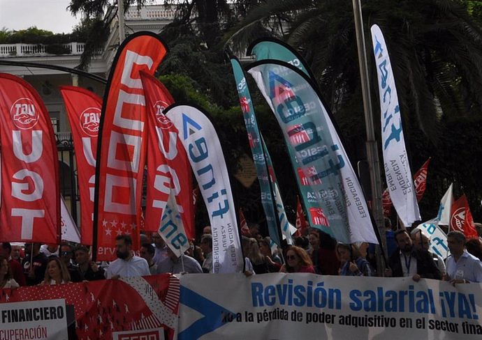The unions estimate the monitoring of the two-hour strike by bank employees at 85%