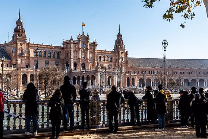The Government rejects the "arbitrary" closure of the Plaza de España and criticizes the "disloyalty" of the Seville City Council