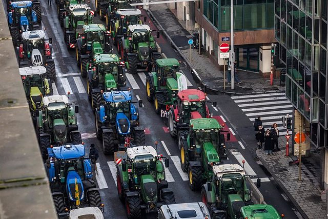 European farmers ask to guarantee fair prices for the field in the large tractor unit in Brussels