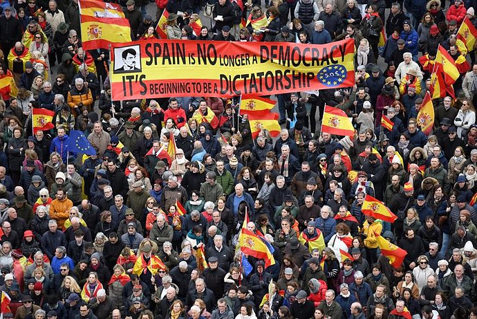 Thousands of people protest in Cibeles backed by PP and Vox to demand the resignation of Pedro Sánchez