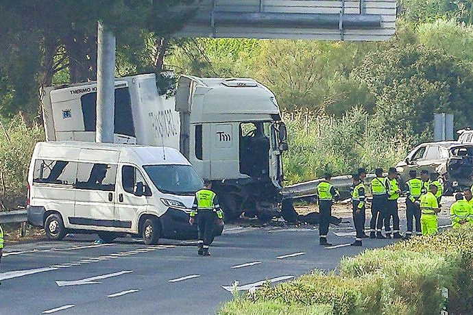 Six dead, including two agents, when a truck runs over a drug control in Seville