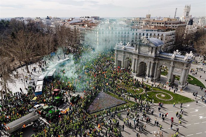 The tractors return to Madrid to demand measures and encourage society to join the protests