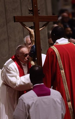 The Pope cries out at the Easter Vigil for the "peace broken" by the "ferocity of war"