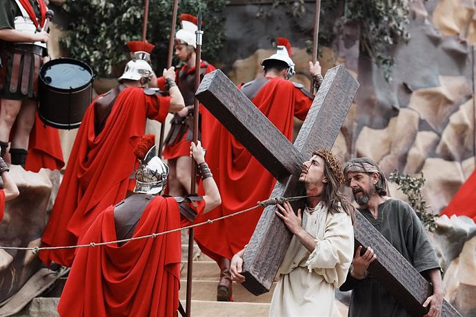 Thousands of people live the traditional Living Way of the Cross in Balmaseda (Bizkaia) this Good Friday