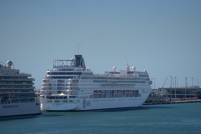 A ship detained in the Port of Barcelona due to problems with the visas of 69 Bolivian passengers