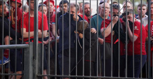 France blames Liverpool fans for security problems at Champions League final