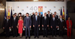 Robles and the ambassadors of the North Atlantic Council verify the international missions of Spain