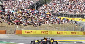 Verstappen takes advantage of the Ferrari debacle and the help of 'Checo' and leads Montmeló