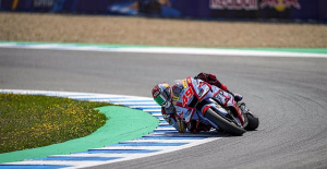 Di Giannantonio surprises an Italian first row in MotoGP with his first pole and lead