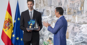 Pedro Sánchez hands Pau Gasol the Grand Cross: "You are the absolute benchmark of Spanish sport"