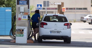 The price of gasoline hits a new record after exceeding 2 euros and is already 'eating' the government subsidy