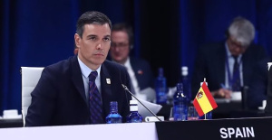 NATO apologizes for the mistake in placing the reverse of the Spanish flag in front of Sánchez