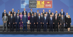 The NATO Summit officially begins with the family photo of the leaders of the 30 allied countries